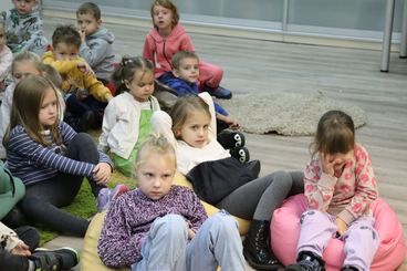 Wieluń: Biblioteka Miejska zaprosiła dzieci na spotkanie z fotografem Piotrem Pabisiakiem